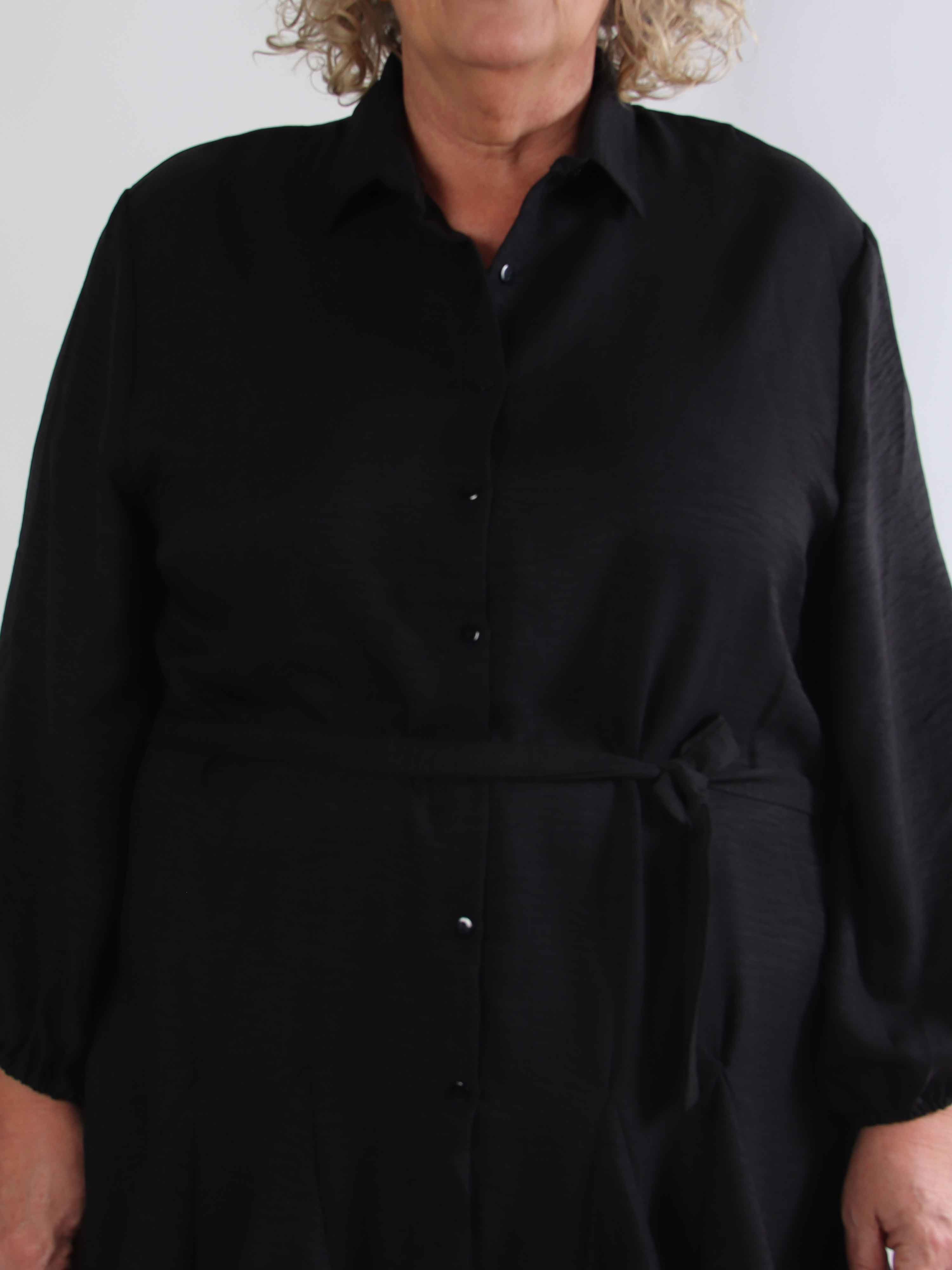 Pil - Sød skjortekjole med flæsekant forneden